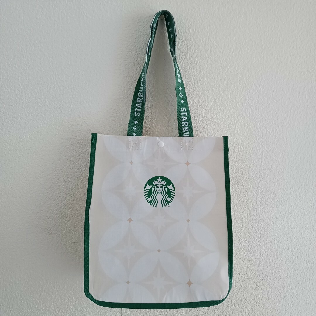 Starbucks(スターバックス)の【新品／非売品】スターバックス　エコバッグ　トートバッグ　クリスマス　韓国限定 レディースのバッグ(エコバッグ)の商品写真