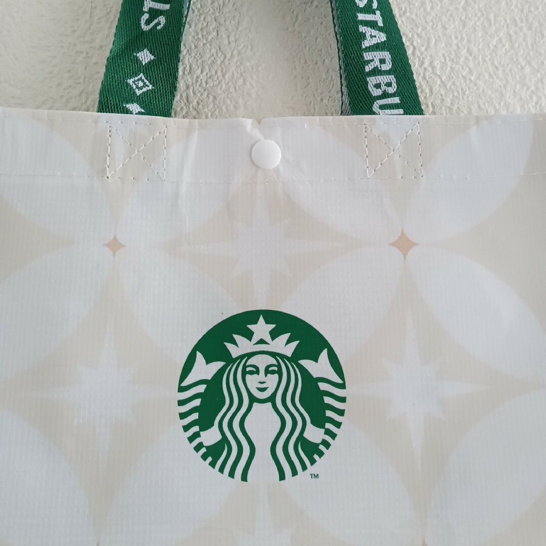 Starbucks(スターバックス)の【新品／非売品】スターバックス　エコバッグ　トートバッグ　クリスマス　韓国限定 レディースのバッグ(エコバッグ)の商品写真