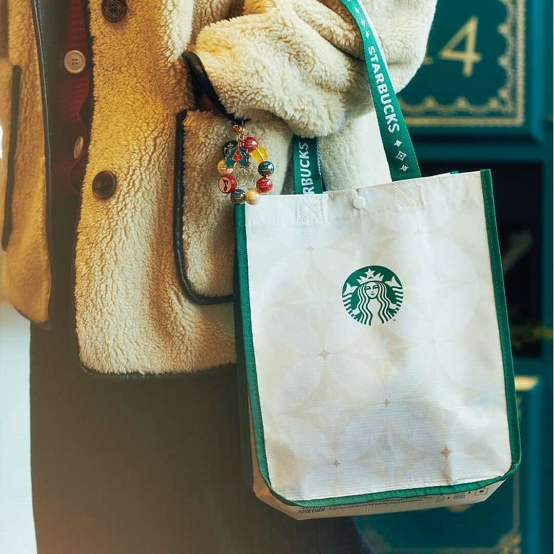 Starbucks(スターバックス)の【新品／非売品】スターバックス　エコバッグ　トートバッグ　クリスマス　韓国限定 レディースのバッグ(エコバッグ)の商品写真