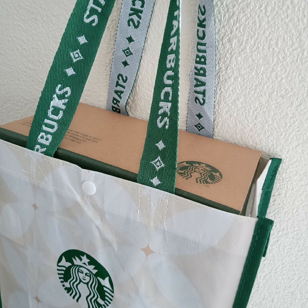 Starbucks(スターバックス)の【新品／非売品】スターバックス　エコバッグ　トートバッグ　クリスマス　韓国限定 レディースのバッグ(エコバッグ)の商品写真