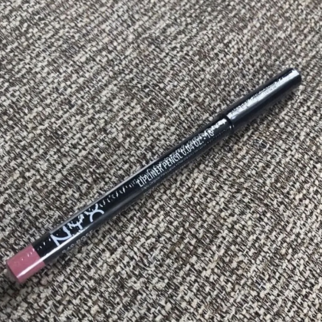 NYX(エヌワイエックス)の新品未開封★NYX リップペンシルRose★ピンクリップライナー コスメ/美容のベースメイク/化粧品(リップライナー)の商品写真