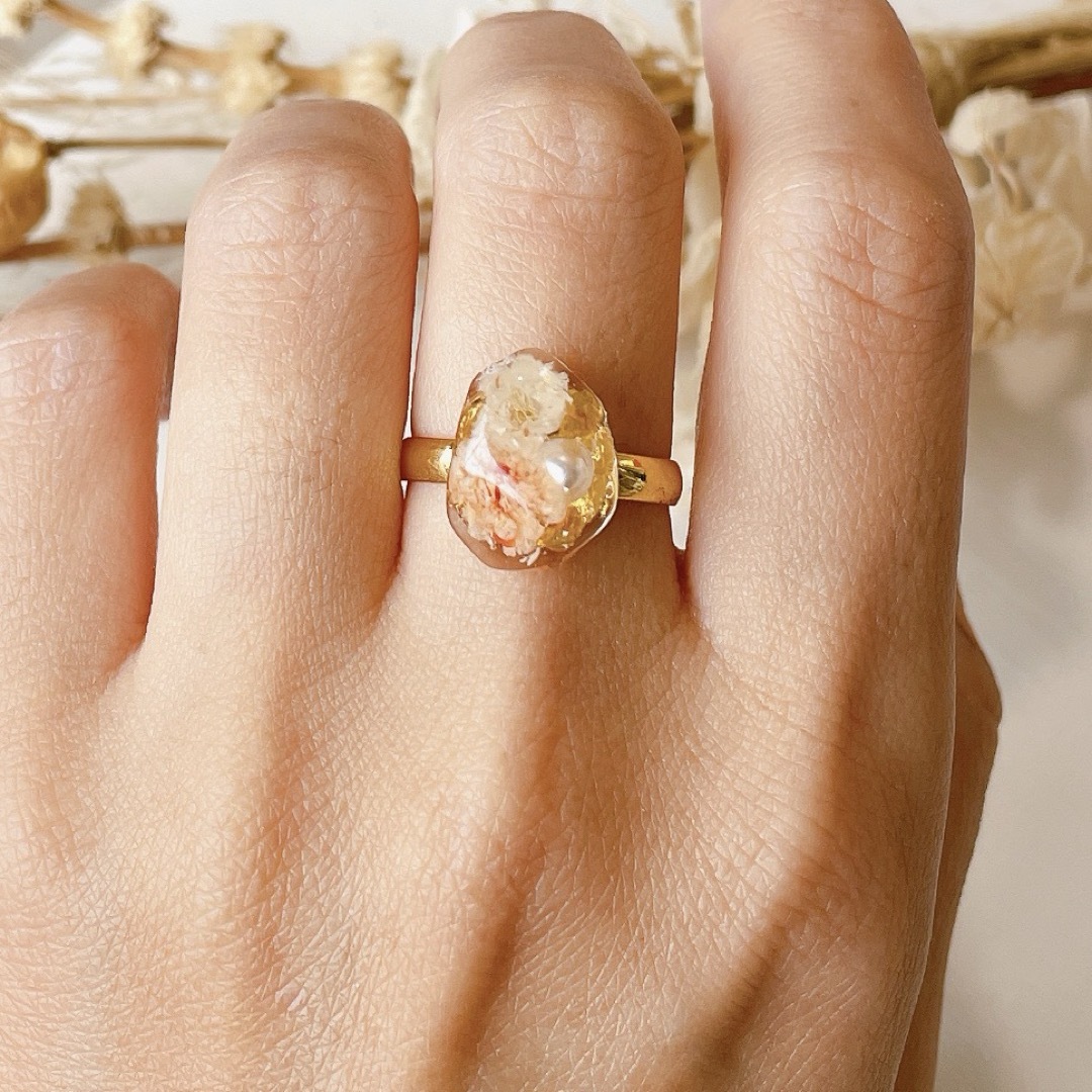 レジンリング　指輪　リング　かすみ草　オレンジ　大人可愛い　サイズフリー ハンドメイドのアクセサリー(リング)の商品写真
