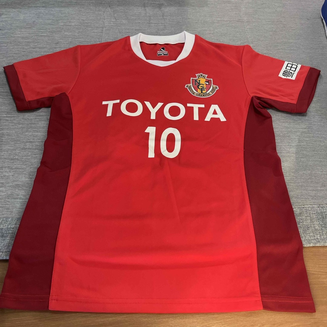 名古屋グランパス　Tシャツ　Ｓサイズ スポーツ/アウトドアのサッカー/フットサル(応援グッズ)の商品写真