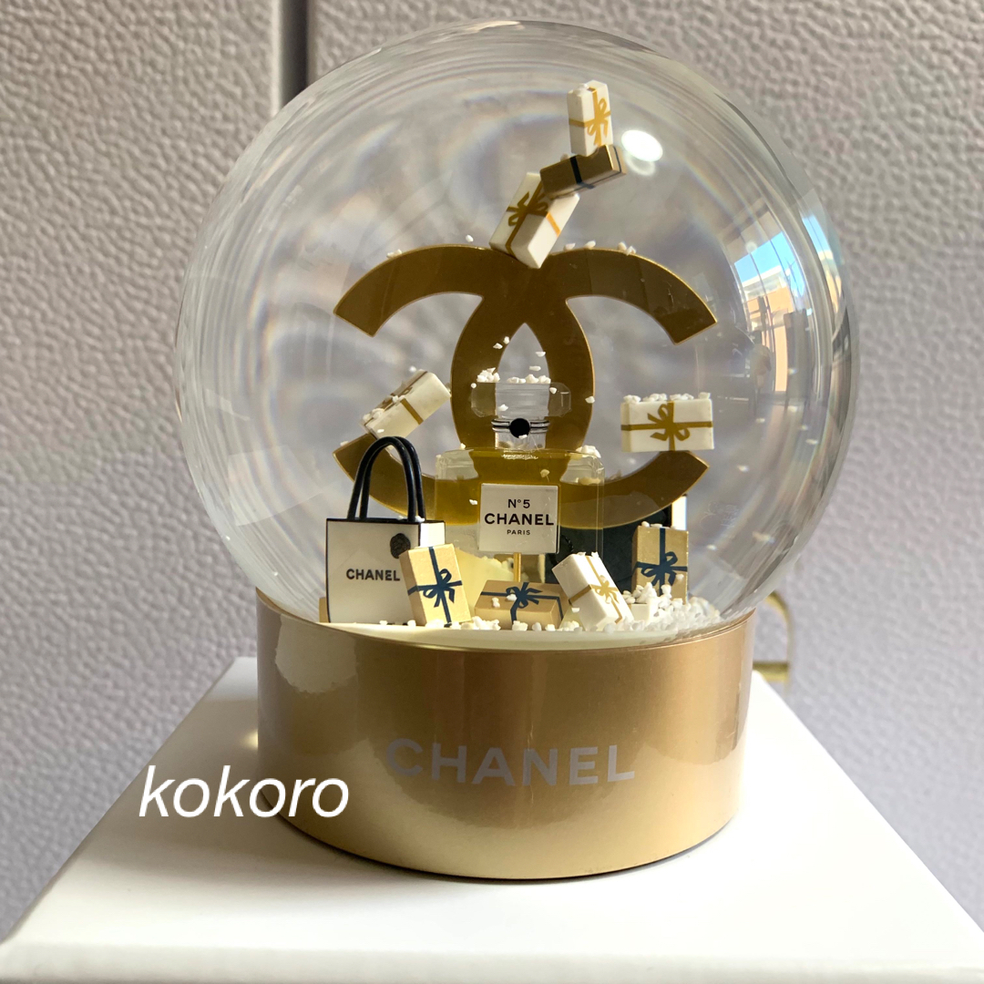 CHANEL(シャネル)のシャネル スノードーム 2023 ゴールド 海外限定 ホリデー クリスマス インテリア/住まい/日用品のインテリア小物(置物)の商品写真