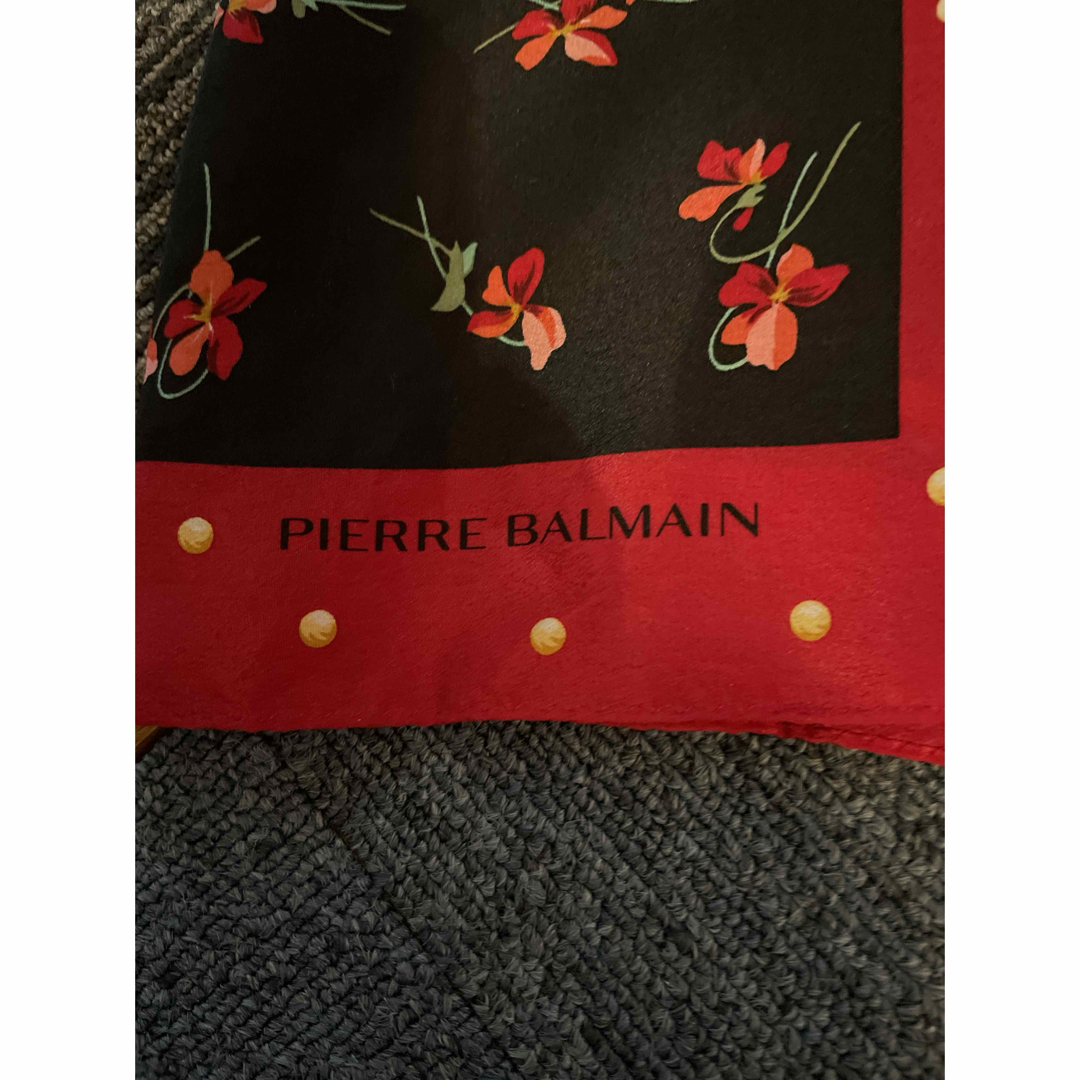 Pierre Balmain(ピエールバルマン)のPIERRE BALMAINスカーフ レディースのファッション小物(バンダナ/スカーフ)の商品写真