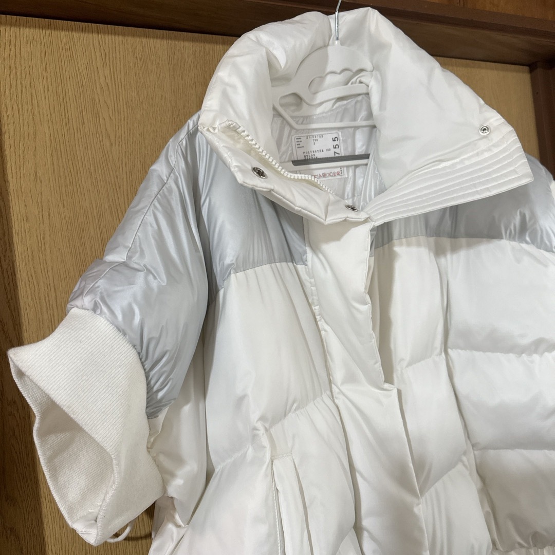 sacai(サカイ)のsacai  白ダウン レディースのジャケット/アウター(ダウンジャケット)の商品写真
