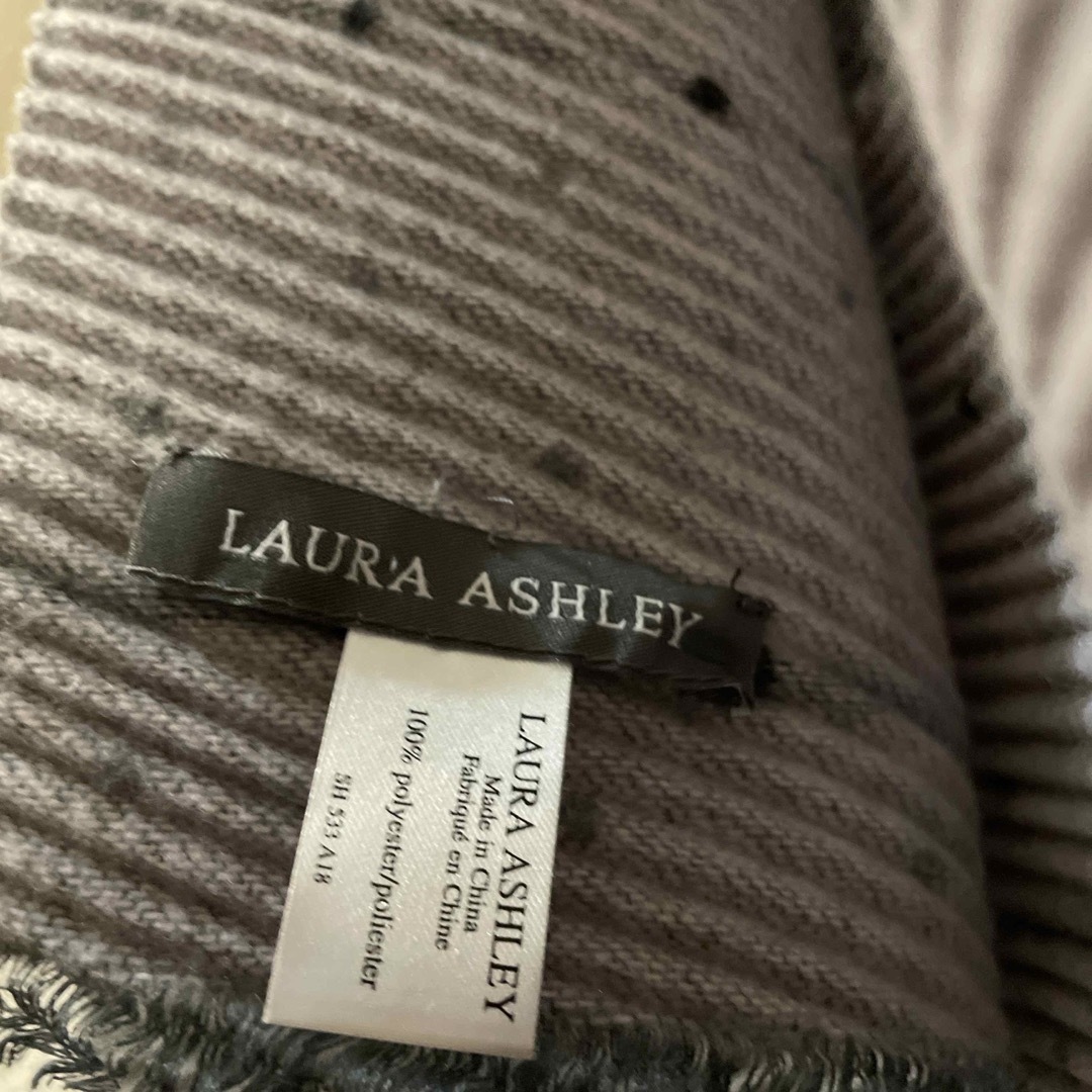 LAURA ASHLEY(ローラアシュレイ)のローラアシュレイ　ストール　未使用 レディースのファッション小物(ストール/パシュミナ)の商品写真