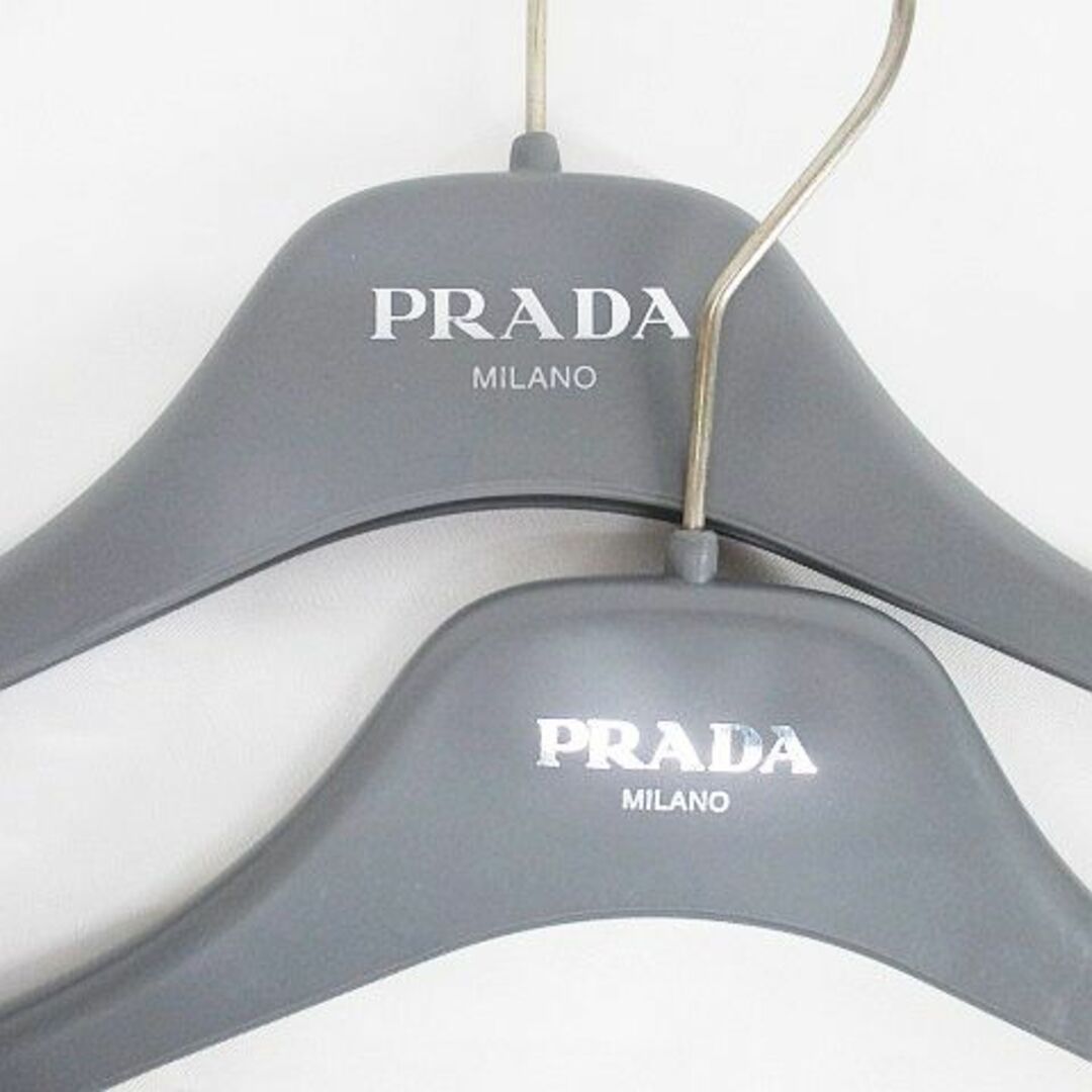 PRADA(プラダ)のプラダ PRADA ハンガー 2本セット グレー 灰系 ロゴ文字 小物 インテリア/住まい/日用品の収納家具(押し入れ収納/ハンガー)の商品写真