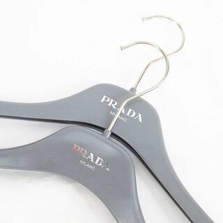 プラダ(PRADA)のプラダ PRADA ハンガー 2本セット グレー 灰系 ロゴ文字 小物(押し入れ収納/ハンガー)