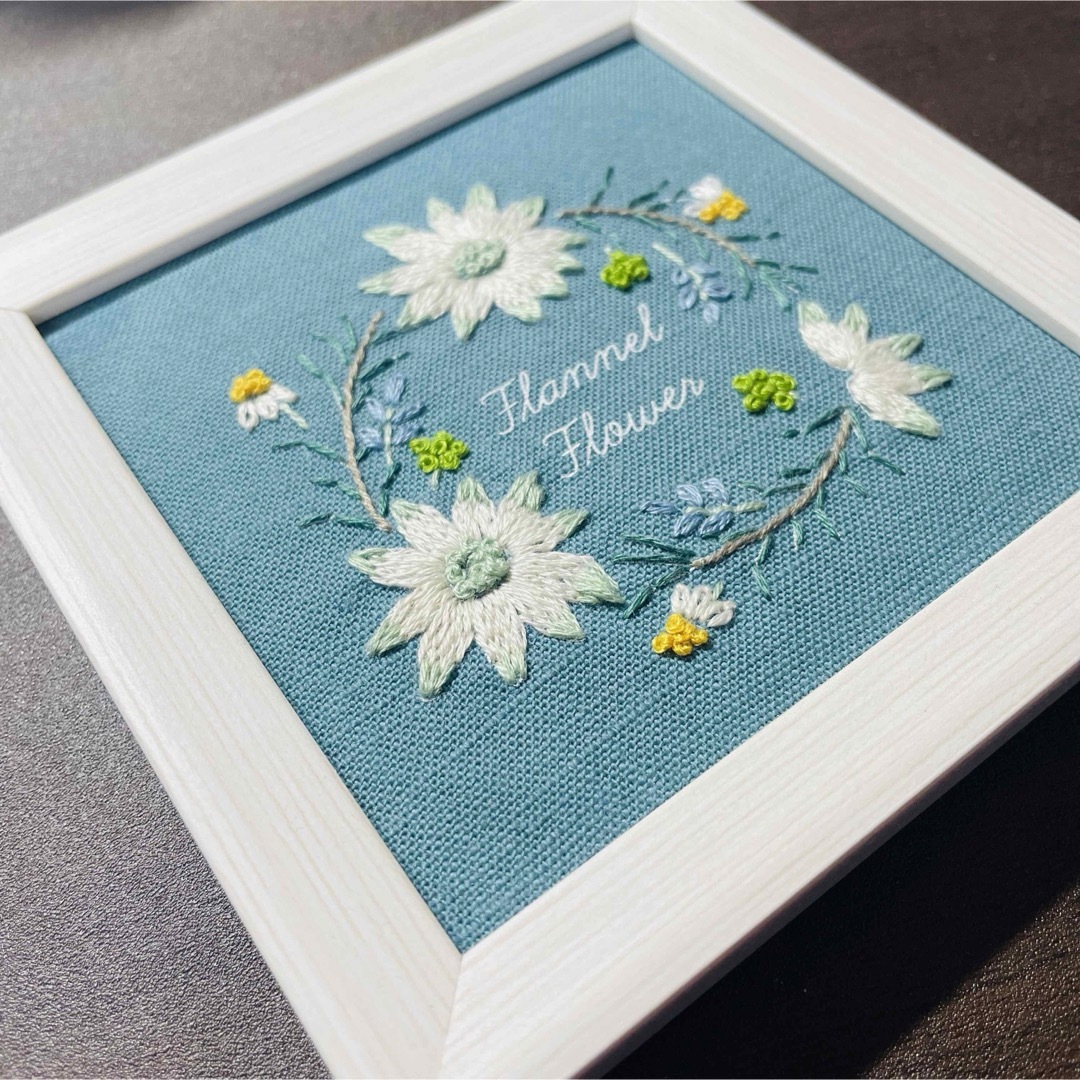 フレーム付き 刺繍完成品 青木和子 12か月の植物手帖 フランネルフラワー ハンドメイドのインテリア/家具(インテリア雑貨)の商品写真