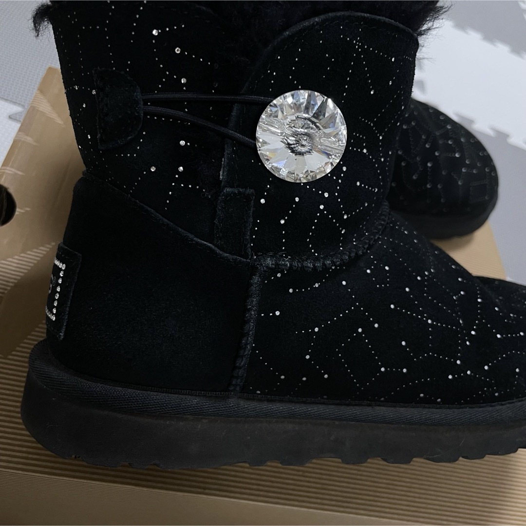 ストアアクティビテ UGG アグ ミニベイリーボタンブリングコンステ