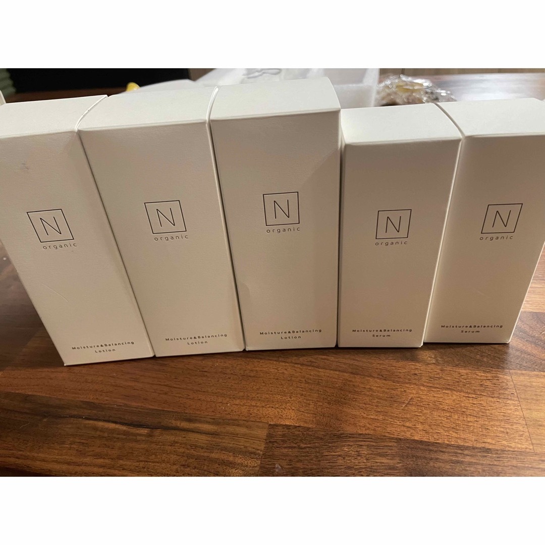 N organic(エヌオーガニック)のエヌ オーガニック 空瓶 ローション、セラム(100ml３本  60ml２本) コスメ/美容のスキンケア/基礎化粧品(化粧水/ローション)の商品写真