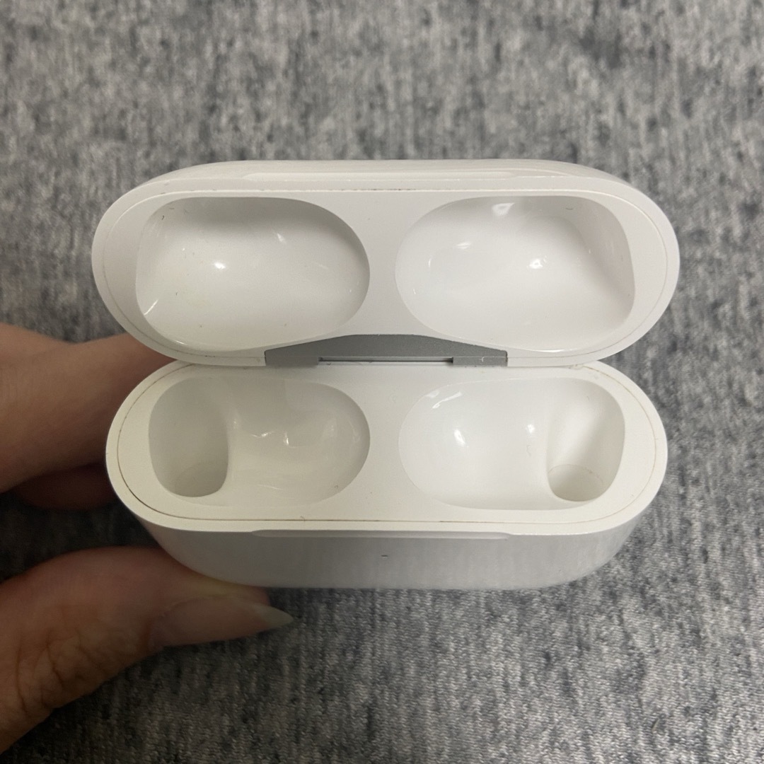 Apple(アップル)のAirPods Pro 第2世代 ケースのみ スマホ/家電/カメラのオーディオ機器(ヘッドフォン/イヤフォン)の商品写真