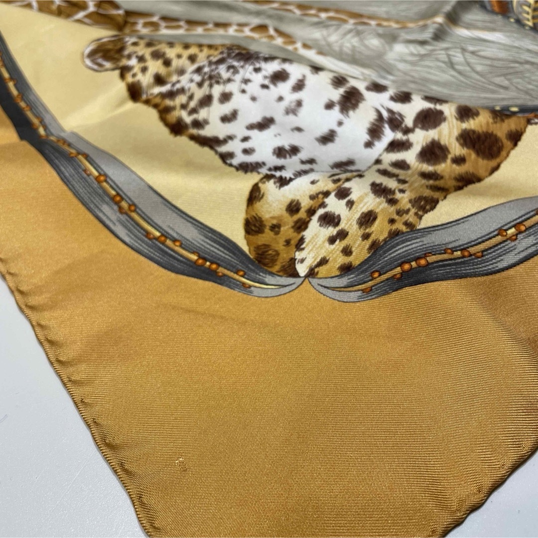 Salvatore Ferragamo(サルヴァトーレフェラガモ)のサルヴァトーレフェラガモ♦︎マニマル シルクスカーフ キリン ヒョウ レディースのファッション小物(バンダナ/スカーフ)の商品写真