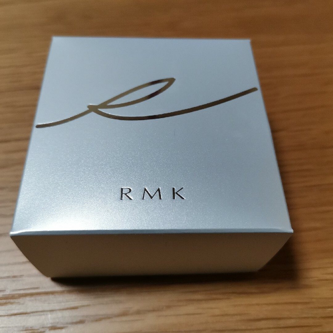 RMK エアリータッチ フィニッシングパウダー 02 8.5g コスメ/美容のベースメイク/化粧品(フェイスパウダー)の商品写真