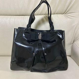 サルヴァトーレフェラガモ(Salvatore Ferragamo)のフェラガモ　ヴァラリボン　パテントレザーバック(ハンドバッグ)