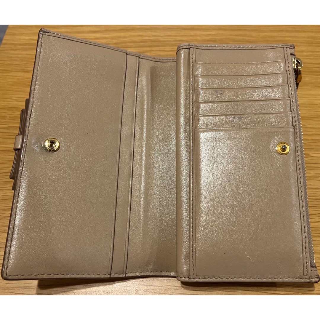 PRADA(プラダ)のPRADA プラダ　二つ折り財布　ベージュ　 レディースのファッション小物(財布)の商品写真
