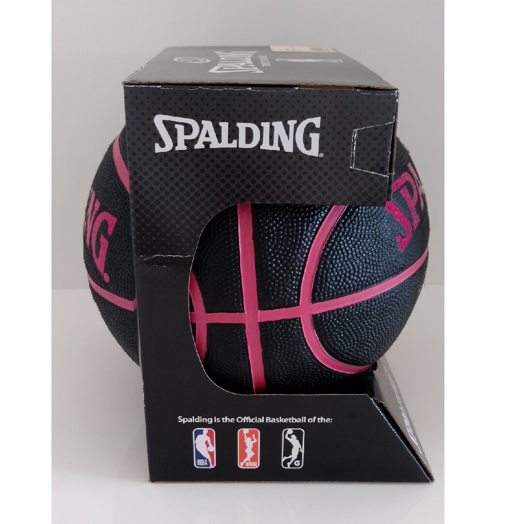 SPALDING(スポルディング)の【匿名配送　送料込】SPALDING NBA バスケットボール 6号ピンク　黒 スポーツ/アウトドアのスポーツ/アウトドア その他(バスケットボール)の商品写真