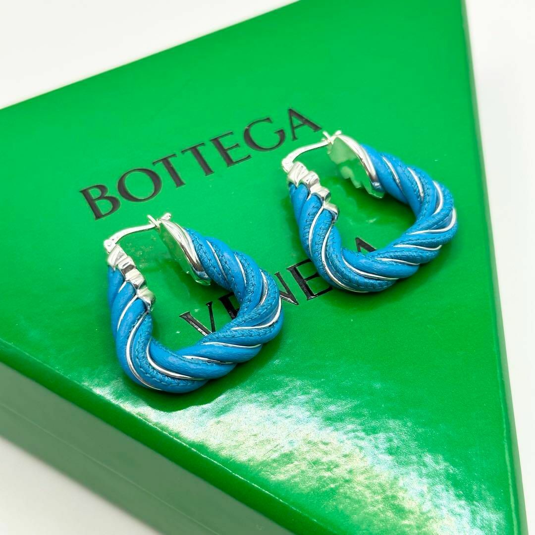 Bottega Veneta(ボッテガヴェネタ)の【新品未使用】BOTTEGA VENETA ピアス　ツイスト　レザー　シルバー レディースのアクセサリー(ピアス)の商品写真