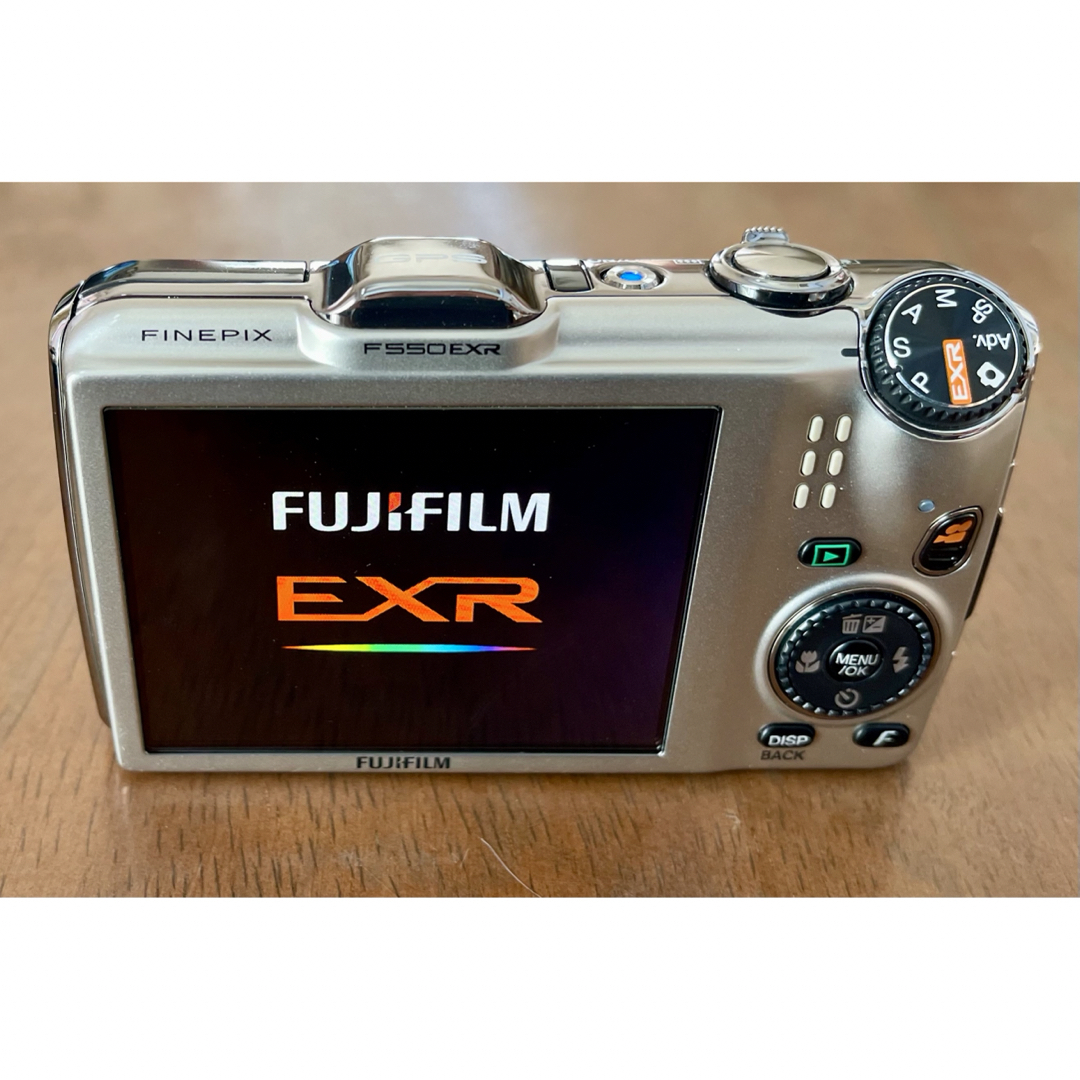 富士フイルム(フジフイルム)の★美品★ 富士フイルムFINEPIX F550EXR シャンパンゴールド スマホ/家電/カメラのカメラ(コンパクトデジタルカメラ)の商品写真