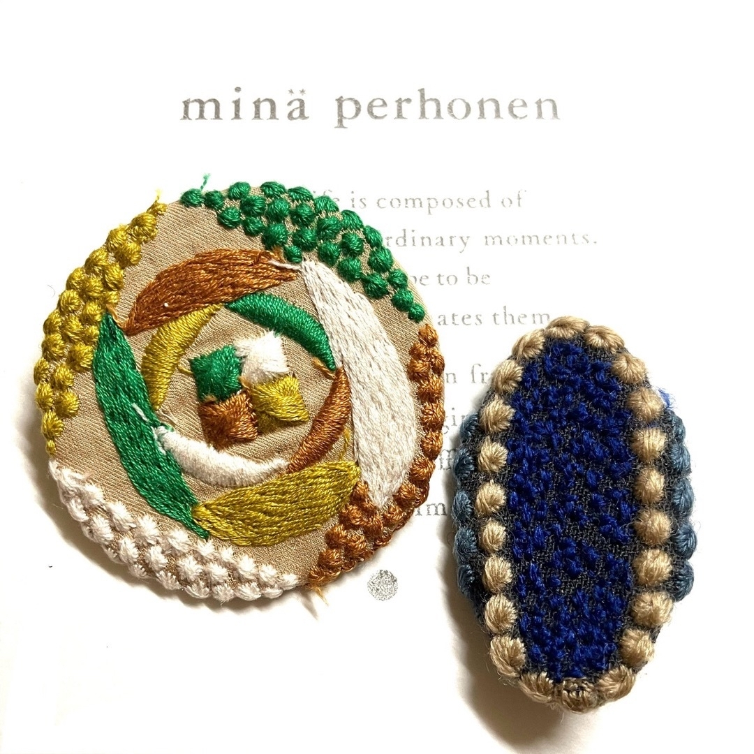 mina perhonen(ミナペルホネン)のミナペルホネン ★ サンキューベリーバッジ　tarte mix タルト　レア色♡ レディースのアクセサリー(ブローチ/コサージュ)の商品写真