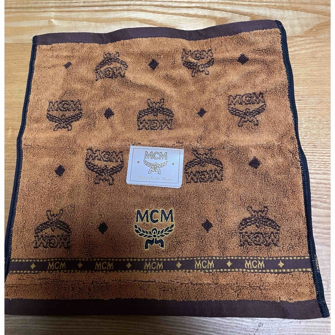 MCM(エムシーエム)のMCMハンドタオル　新品タグ付き レディースのファッション小物(ハンカチ)の商品写真