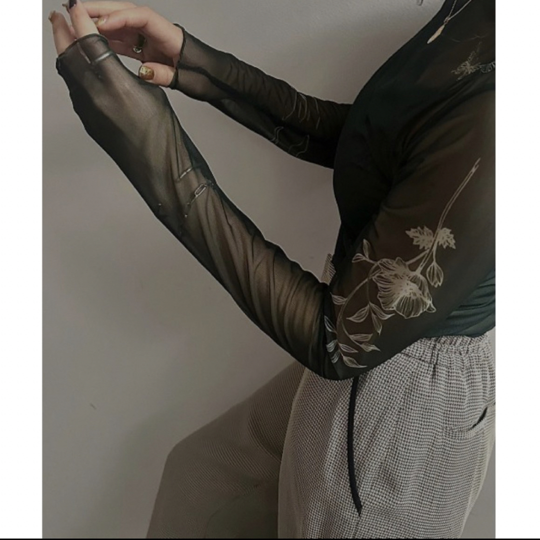 Ameri VINTAGE(アメリヴィンテージ)のMEDI FLOWER TATTOO SHEER TOP 新品 レディースのトップス(カットソー(長袖/七分))の商品写真