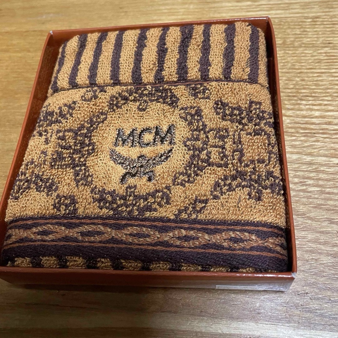 MCM(エムシーエム)のMCMタオルハンカチ　新品箱入り レディースのファッション小物(ハンカチ)の商品写真