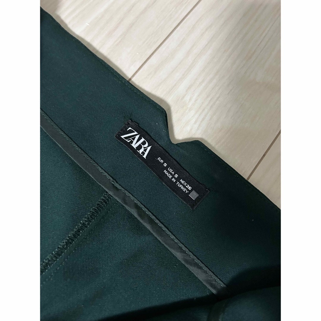 ZARA(ザラ)のZARA ダークグリーン　キレイめパンツ レディースのパンツ(カジュアルパンツ)の商品写真