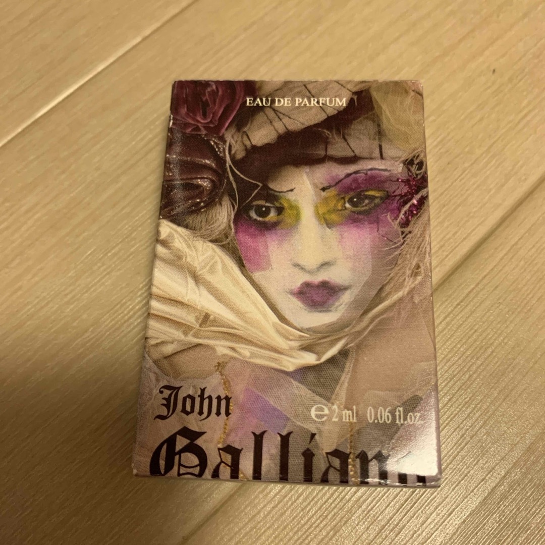 John Galliano(ジョンガリアーノ)のジョン　ガリアーノ　オーデパルファム　2ml コスメ/美容の香水(香水(女性用))の商品写真