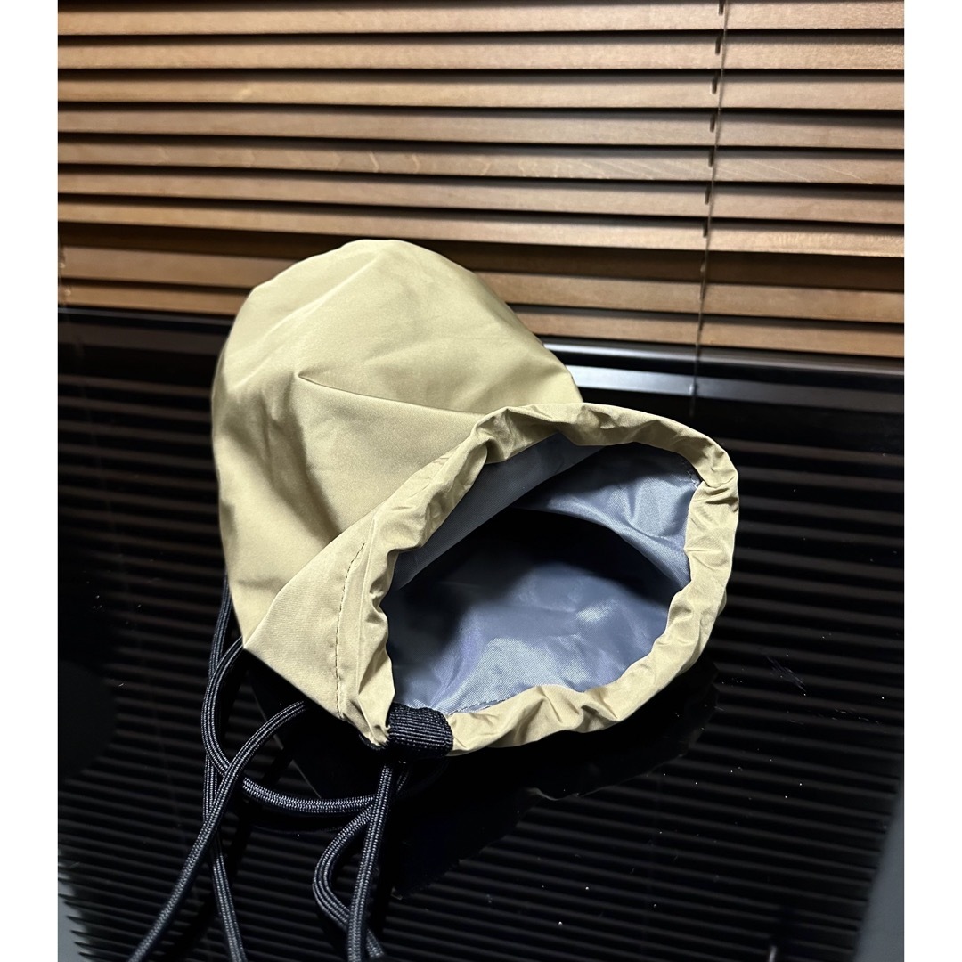 UNIQLO(ユニクロ)の完売品　UNIQLO ユニクロ　ミニドローストリングバッグ　ベージュ メンズのバッグ(ショルダーバッグ)の商品写真