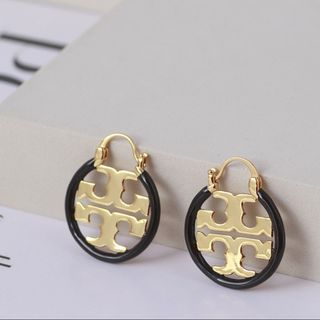 トリーバーチ(Tory Burch)のトリーバーチ　ピアス　ロゴ　ゴールド　おしゃれ　人気　新品　未使用(ピアス)