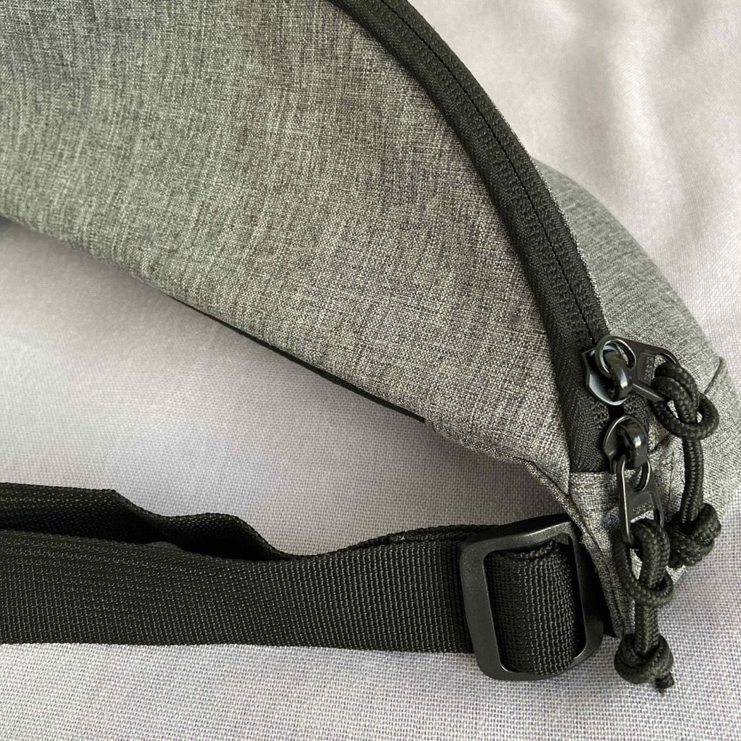 ウエストポーチ　グレー メンズのバッグ(ウエストポーチ)の商品写真