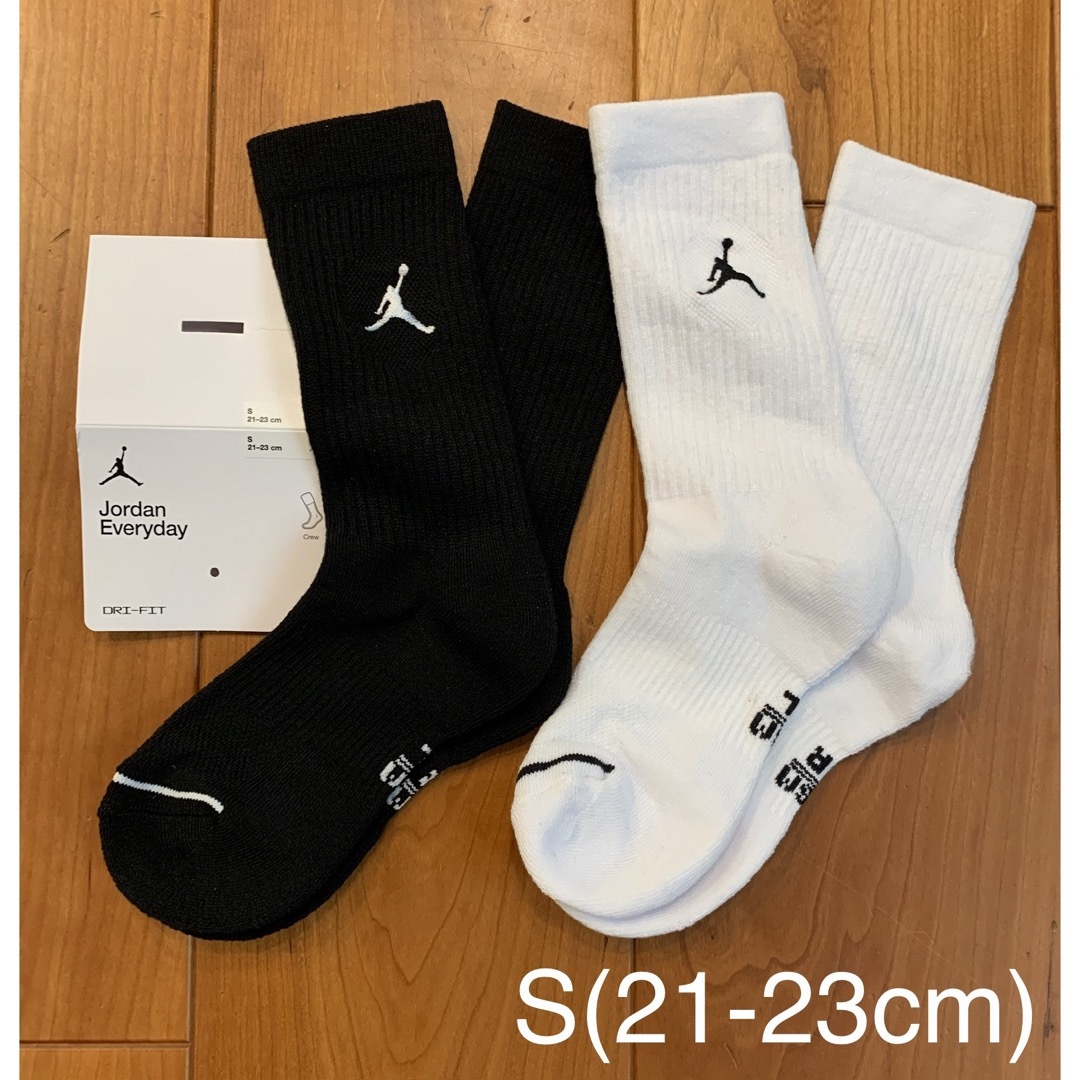 Jordan Brand（NIKE）(ジョーダン)の新品　ジョーダン　S(21-23cm)  エブリデイ  クルーソックス　黒白2足 スポーツ/アウトドアのスポーツ/アウトドア その他(バスケットボール)の商品写真