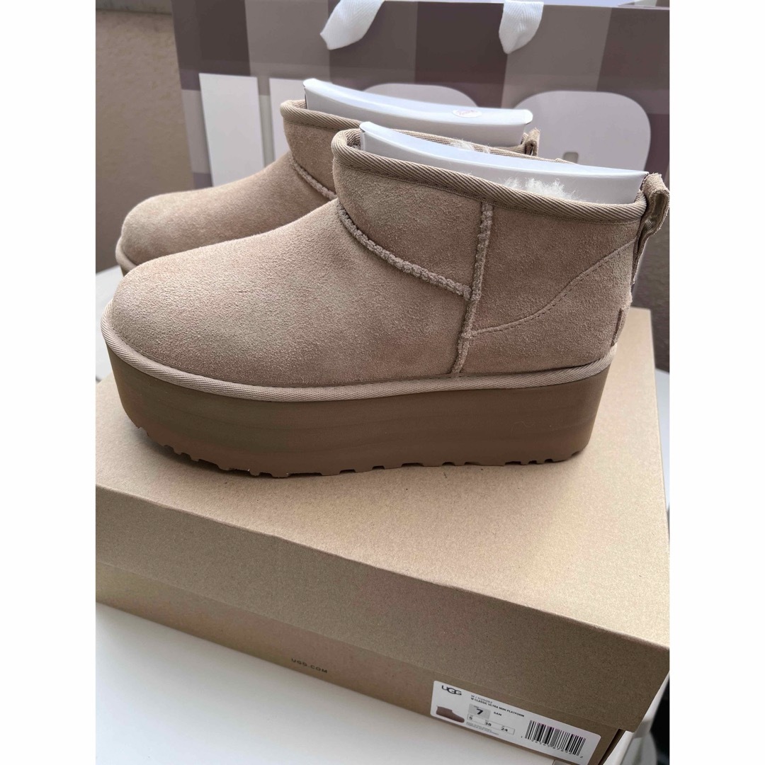 UGG - UGG クラシックウルトラミニ プラットフォーム サンド UGG - UGG クラシックウルトラミニ プラットフォーム サンド