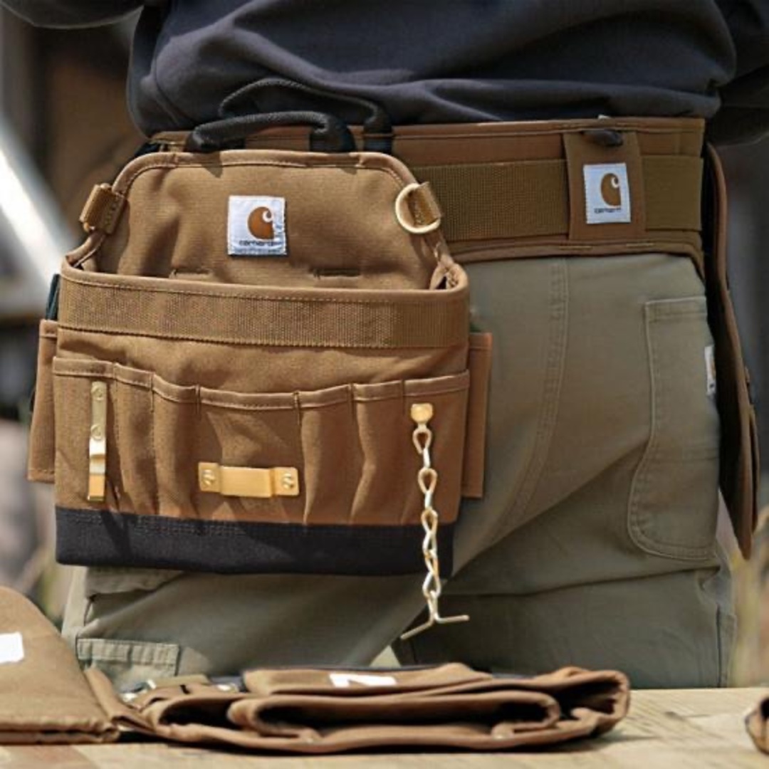 carhartt(カーハート)のカーハート　レガシー　電気技師　ポーチ　茶　●新品　Carhartt メンズのバッグ(ショルダーバッグ)の商品写真