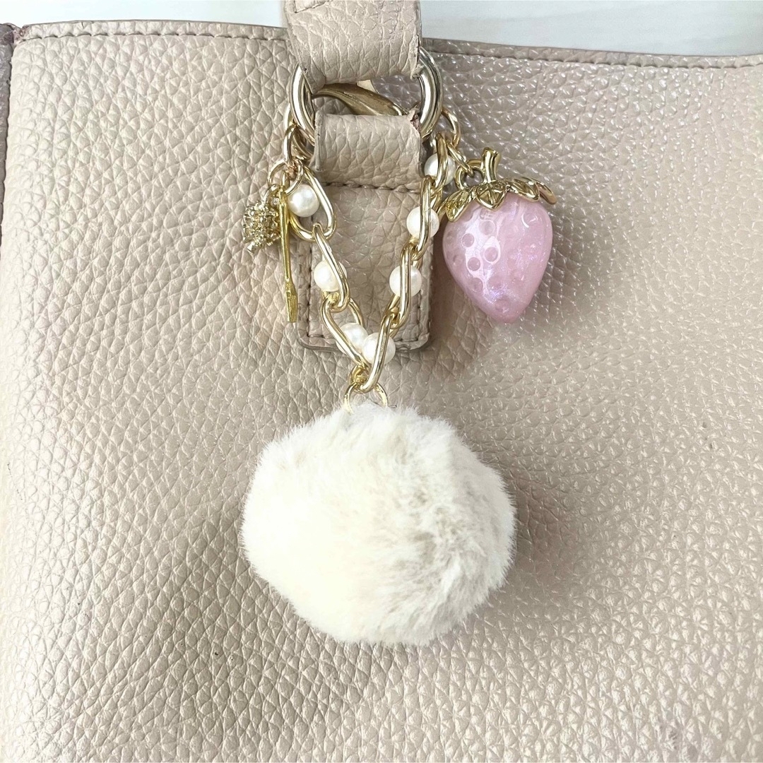ハンドメイド  冬いちごのバッグチャーム ピンク系 ハンドメイドのファッション小物(バッグチャーム)の商品写真