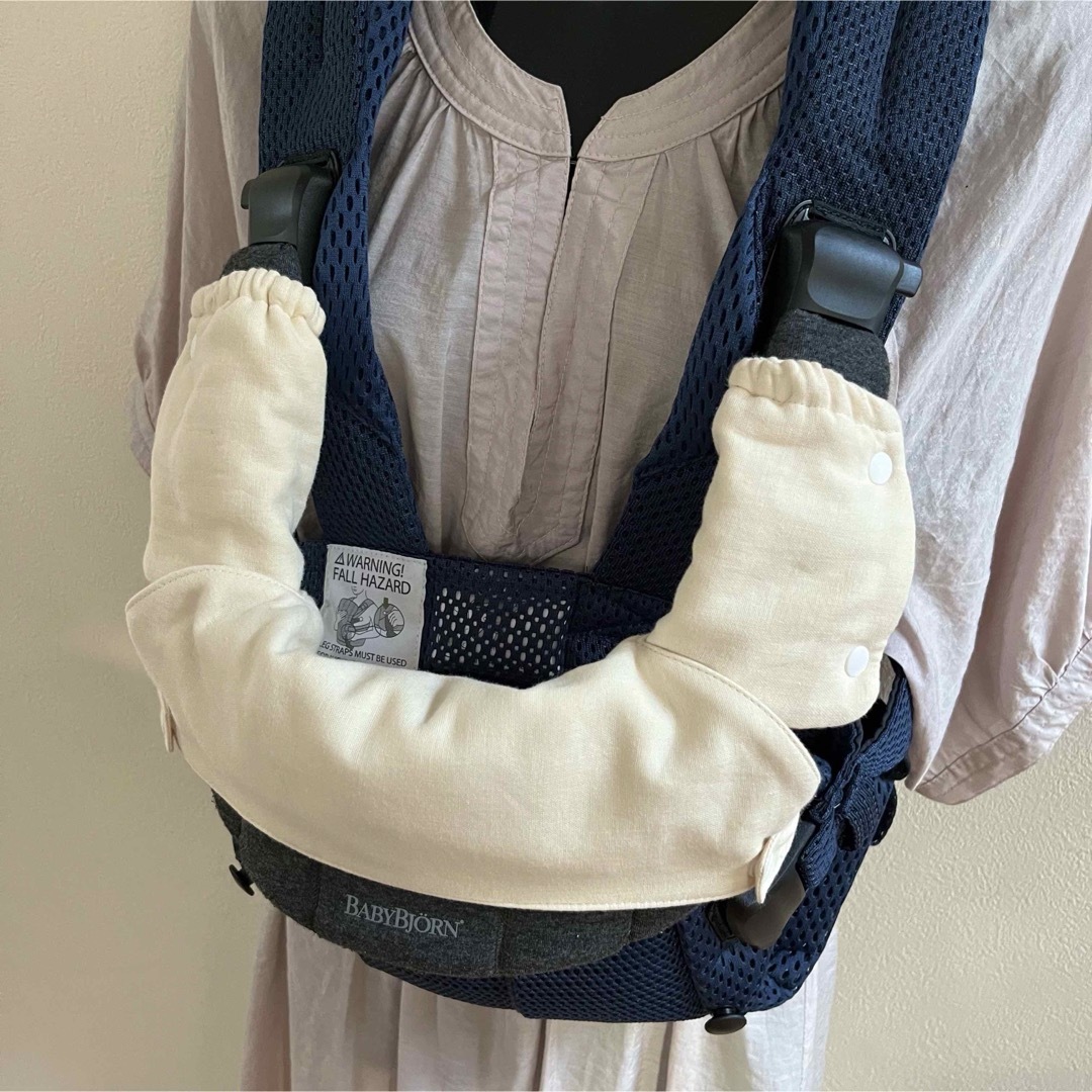 BABYBJORN(ベビービョルン)のクリームベージュ☆ベビービョルン  首回り・よだれカバー2点セット ハンドメイドのキッズ/ベビー(外出用品)の商品写真