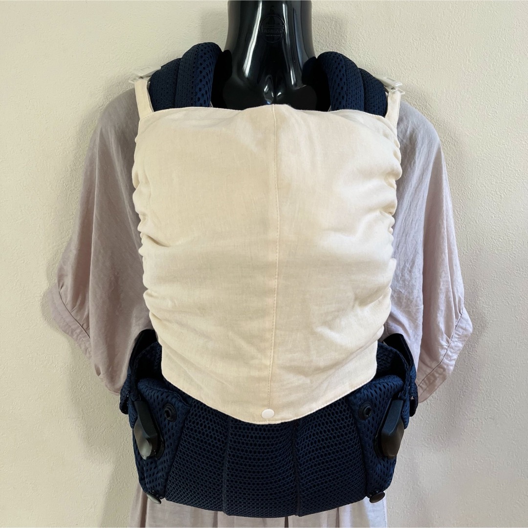 BABYBJORN(ベビービョルン)のクリームベージュ☆ベビービョルンONE系 スリーピングフード キッズ/ベビー/マタニティの外出/移動用品(抱っこひも/おんぶひも)の商品写真