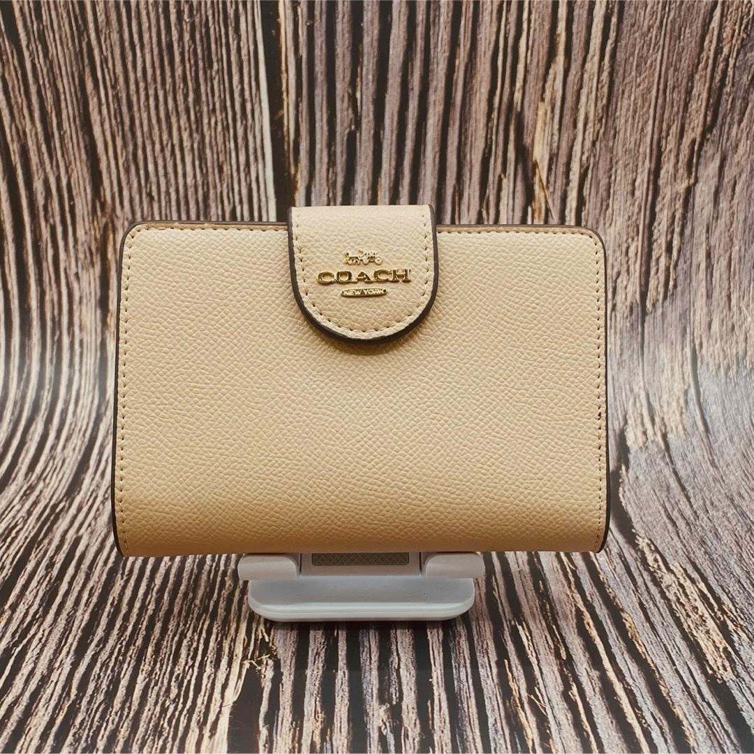 COACH(コーチ)のCOACH コーチ 二つ折り財布　ミディアムコーナー ジップウォレット ベージュ レディースのファッション小物(財布)の商品写真