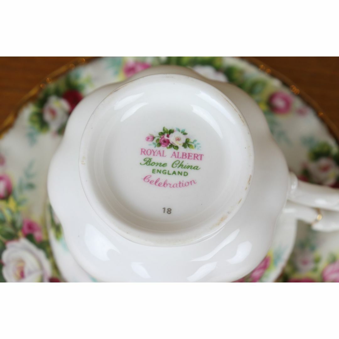 ROYAL ALBERT(ロイヤルアルバート)のロイヤルアルバート　セレブレーション　デュオ　カップ＆ソーサー　薔薇　イギリス インテリア/住まい/日用品のキッチン/食器(食器)の商品写真