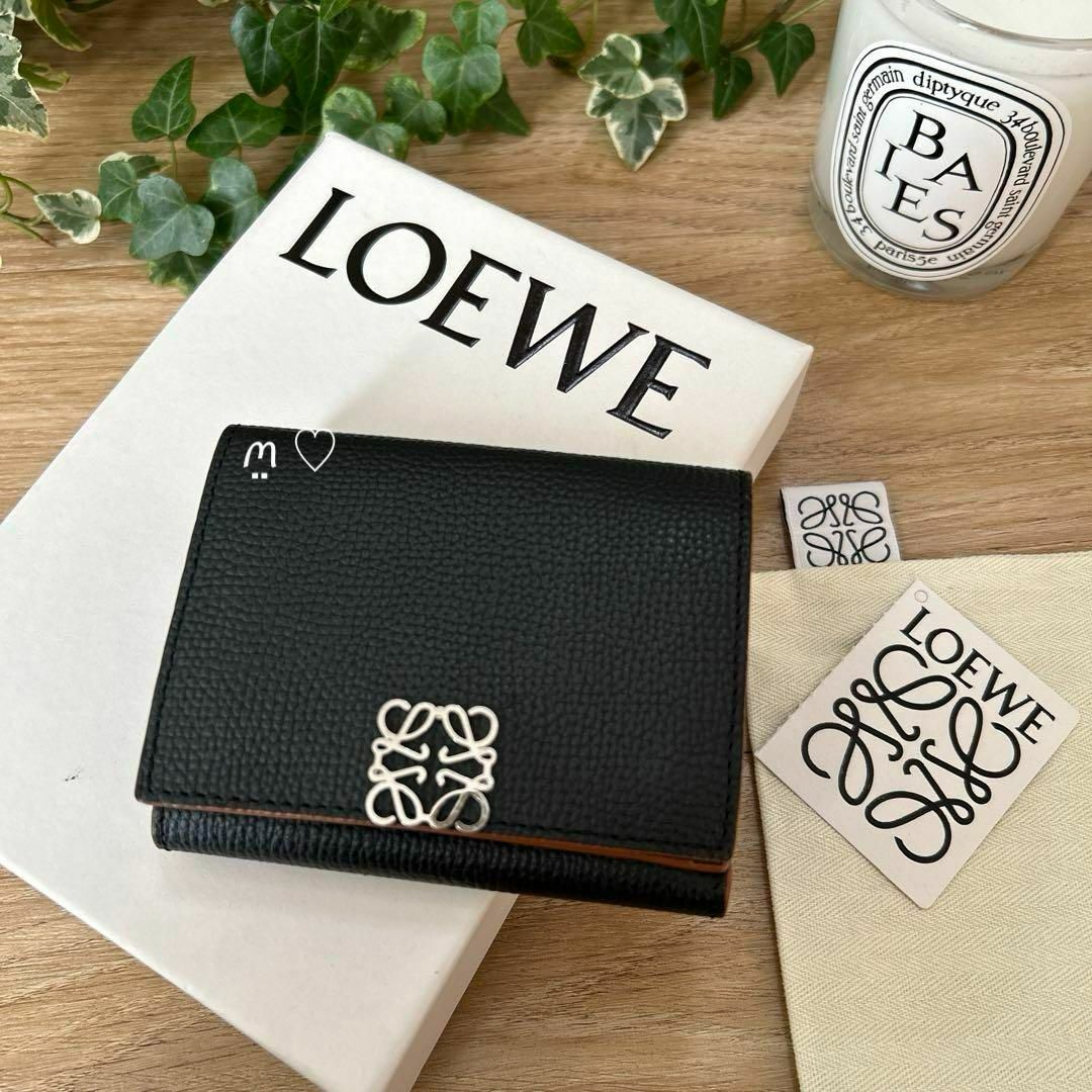 LOEWE(ロエベ)のLOEWE　ロエベ　アナグラムトライフォールドウォレット　三つ折り財布　ブラック レディースのファッション小物(財布)の商品写真