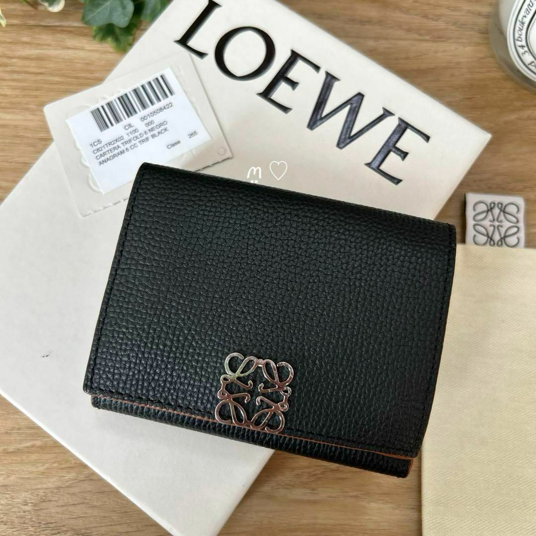 LOEWE(ロエベ)のLOEWE　ロエベ　アナグラムトライフォールドウォレット　三つ折り財布　ブラック レディースのファッション小物(財布)の商品写真