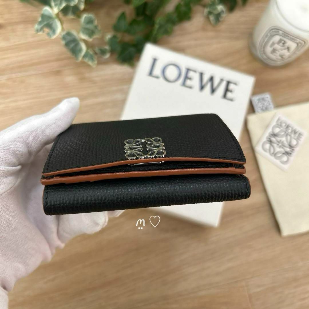 LOEWE(ロエベ)のLOEWE　ロエベ　アナグラムトライフォールドウォレット　三つ折り財布　ブラック レディースのファッション小物(財布)の商品写真