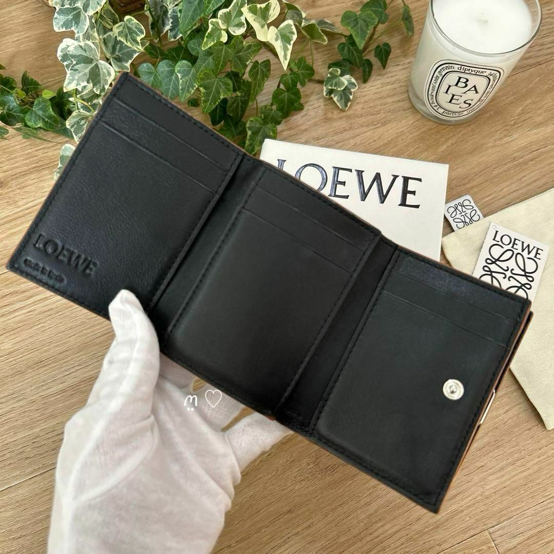 LOEWE(ロエベ)のLOEWE　ロエベ　アナグラムトライフォールドウォレット　三つ折り財布　ブラック レディースのファッション小物(財布)の商品写真