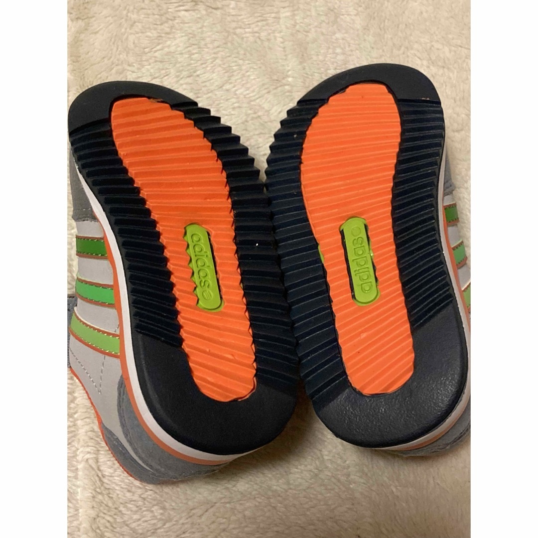 adidas(アディダス)のアディダス　靴　16 キッズ/ベビー/マタニティのキッズ靴/シューズ(15cm~)(スニーカー)の商品写真