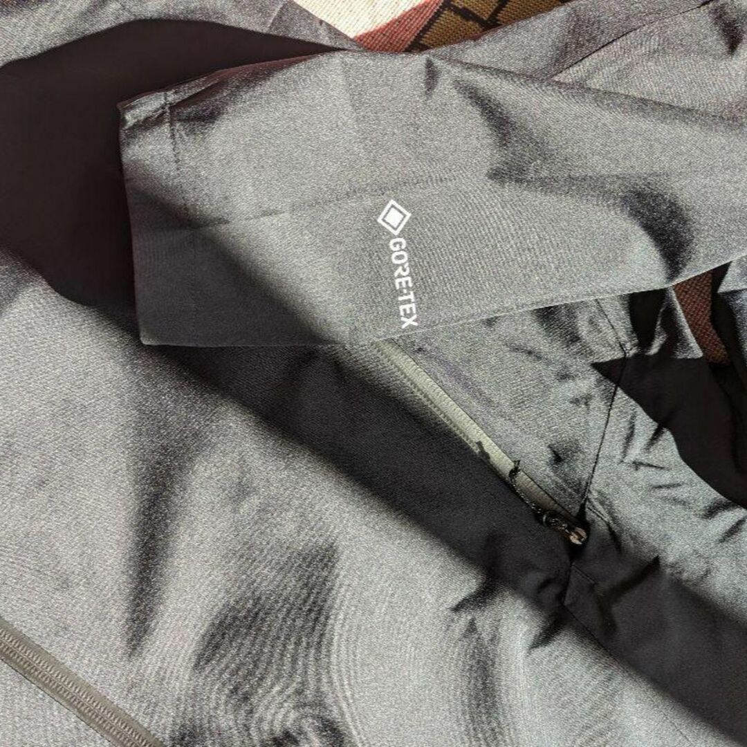 SALOMON(サロモン)のSALOMON テックジャケット GORE-TEX 新品 BLACK 撥水 L メンズのジャケット/アウター(マウンテンパーカー)の商品写真