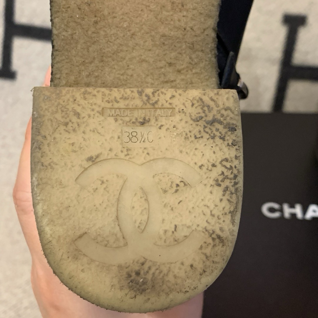 CHANEL(シャネル)のシャネル ショートブーツ 黒 シルバー金具 ココマーク ターンロック  レディースの靴/シューズ(ブーツ)の商品写真