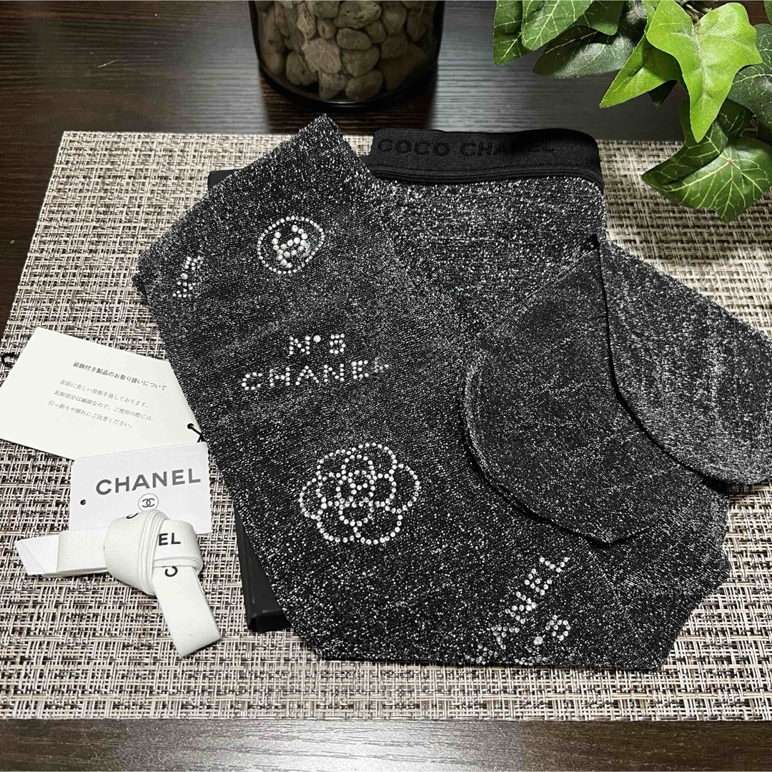 CHANEL(シャネル)のCHANEL シャネル タイツ ブラック ラメ入り 未使用 希少 箱付き レディースのレッグウェア(タイツ/ストッキング)の商品写真