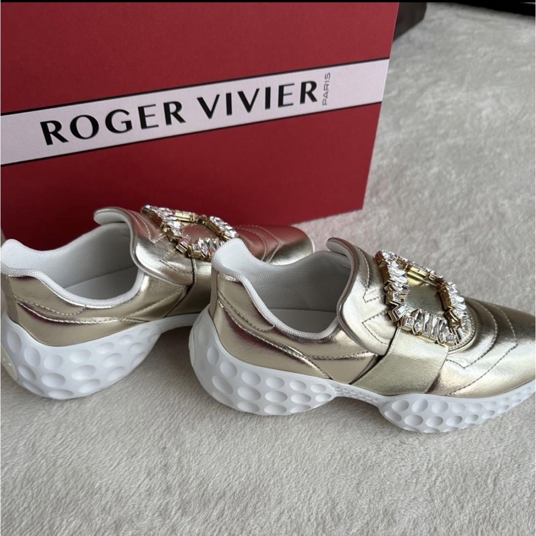 ROGER VIVIER(ロジェヴィヴィエ)の限定価格！新品未使用！ロジェヴィヴィエ　ヴィヴィラン　ビジュースニーカー レディースの靴/シューズ(スニーカー)の商品写真